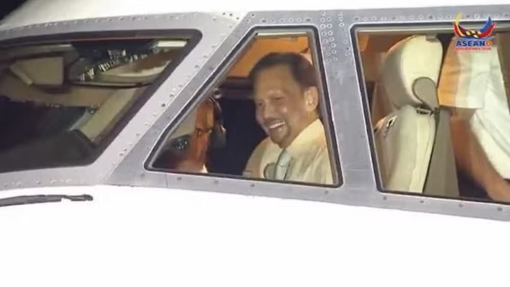 Sultan Brunei Terbangkan Pesawatnya Sendiri saat Hadiri KTT ASEAN di Filipina Sultan Brunei Terbangkan Pesawatnya Sendiri saat Hadiri KTT ASEAN di Filipina