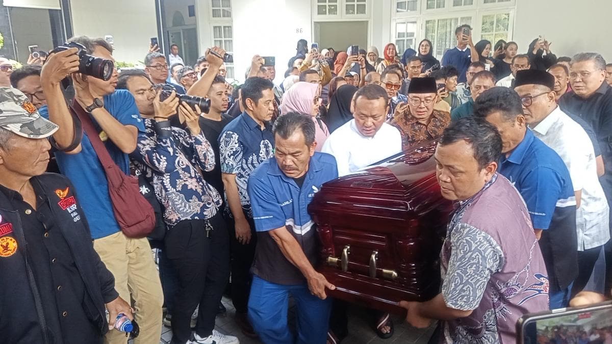 Haru Pelepasan Jenazah Haerul Saleh, Pimpinan BPK Turut Usung Peti Diiringi Tahlil Haru Pelepasan Jenazah Haerul Saleh, Pimpinan BPK Turut Usung Peti Diiringi Tahlil