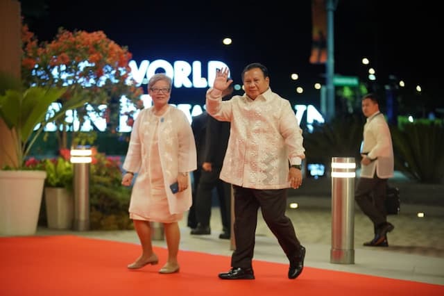 Momen Prabowo Kenakan Barong Motif Batik saat Gala Dinner KTT ASEAN di Filipina Momen Prabowo Kenakan Barong Motif Batik saat Gala Dinner KTT ASEAN di Filipina