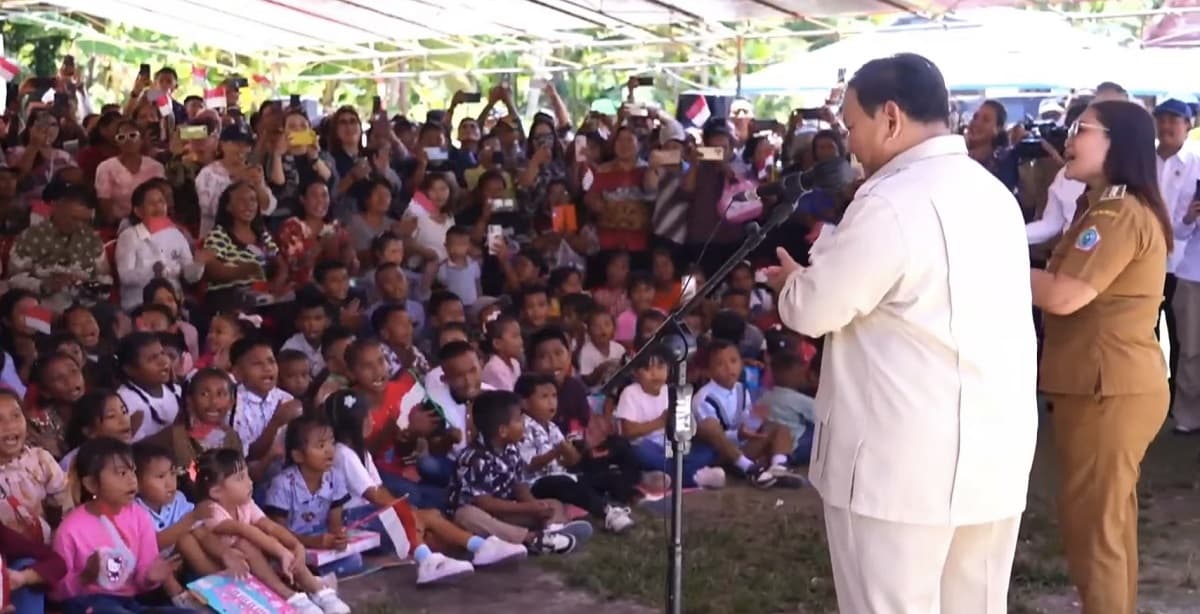 Momen Prabowo Nyanyi Hymne Guru Bareng Anak-Anak di Talaud Momen Prabowo Nyanyi Hymne Guru Bareng Anak-Anak di Talaud