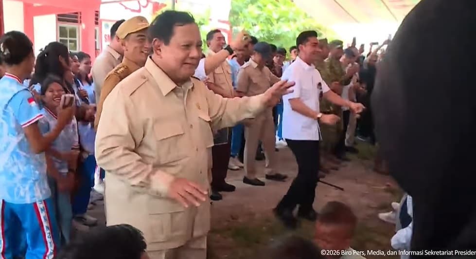 Ketika Prabowo Joget Tabola Bale Bareng Masyarakat Pulau Miangas Ketika Prabowo Joget Tabola Bale Bareng Masyarakat Pulau Miangas