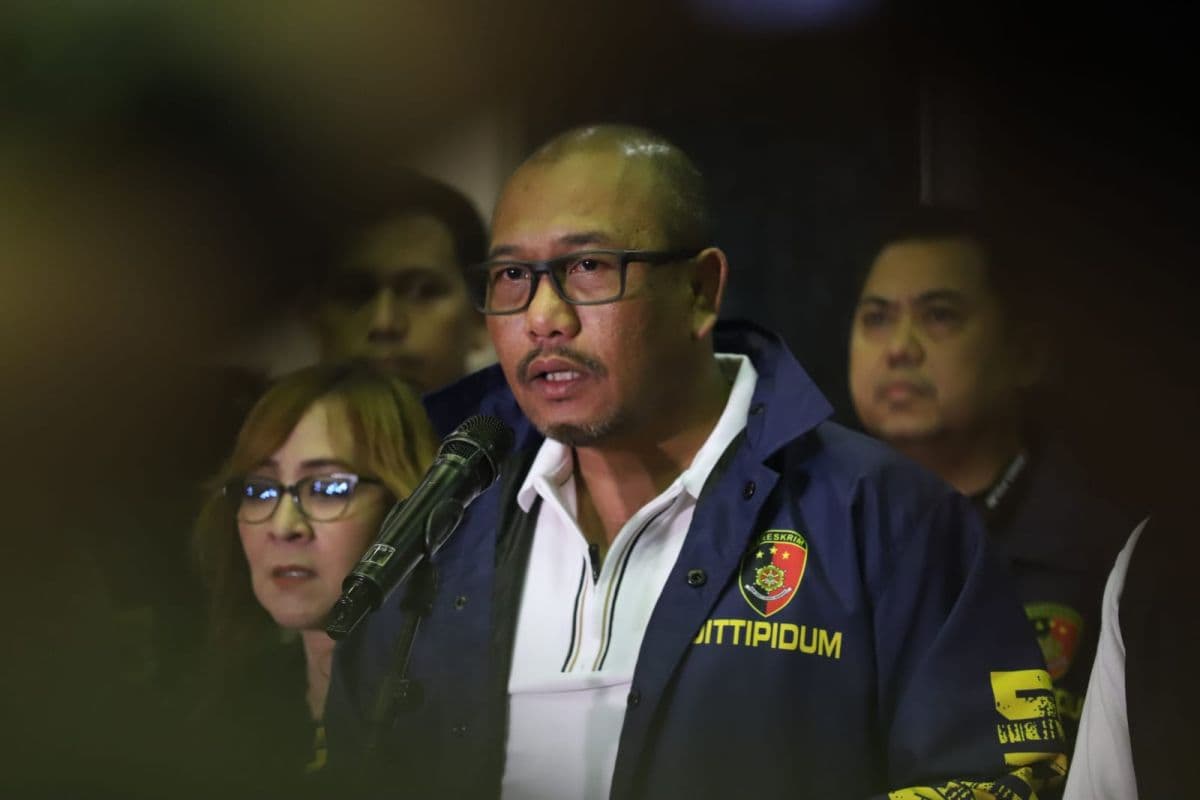 Gerebek Judi Online di Hayam Wuruk, Polisi Sita Uang hingga Brankas Gerebek Judi Online di Hayam Wuruk, Polisi Sita Uang hingga Brankas