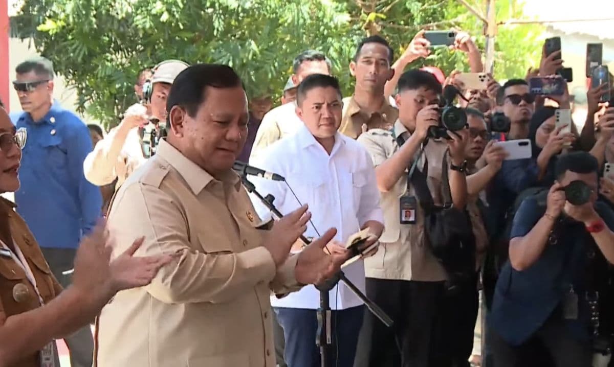 Prabowo Perkuat Komunikasi di Miangas, Semua Keluarga Dapat Handphone Prabowo Perkuat Komunikasi di Miangas, Semua Keluarga Dapat Handphone