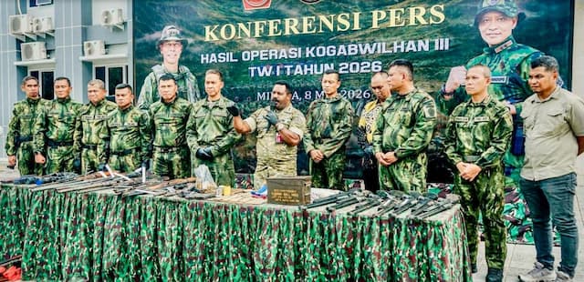 TNI Sita Puluhan Senpi dan Ratusan Amunisi Milik OPM di Papua TNI Sita Puluhan Senpi dan Ratusan Amunisi Milik OPM di Papua