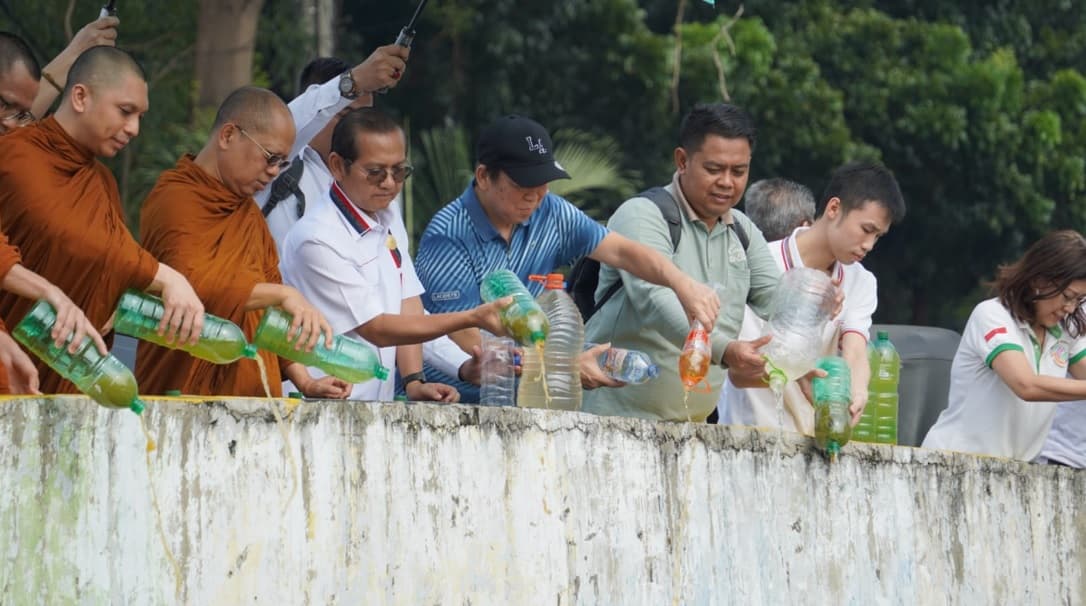 Waisak 2026, Ribuan Liter Eco Enzyme Dituang ke Sungai Sentiong Sunter Waisak 2026, Ribuan Liter Eco Enzyme Dituang ke Sungai Sentiong Sunter
