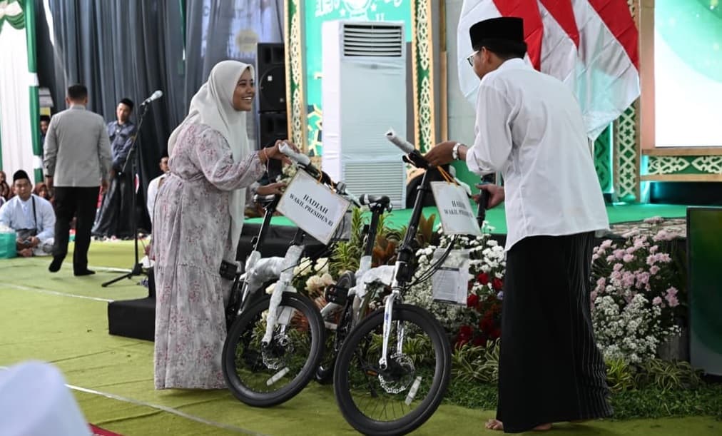 Momen Gibran Bagi-Bagi Sepeda ke Santri saat Haul Mbah Wahab Momen Gibran Bagi-Bagi Sepeda ke Santri saat Haul Mbah Wahab