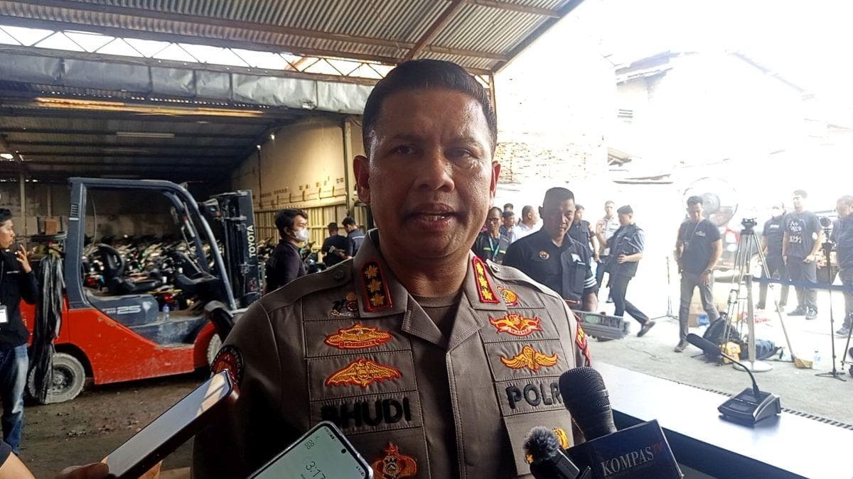 Polisi Masih Jaga Gedung Hayam Wuruk Pascapenggerebekan Judol Internasional Polisi Masih Jaga Gedung Hayam Wuruk Pascapenggerebekan Judol Internasional