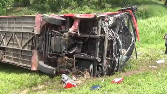 Bus Penumpang Hantam Mobil Pengangkut Ayam di Tol Sergai, 4 Orang Tewas! Bus Penumpang Hantam Mobil Pengangkut Ayam di Tol Sergai, 4 Orang Tewas!