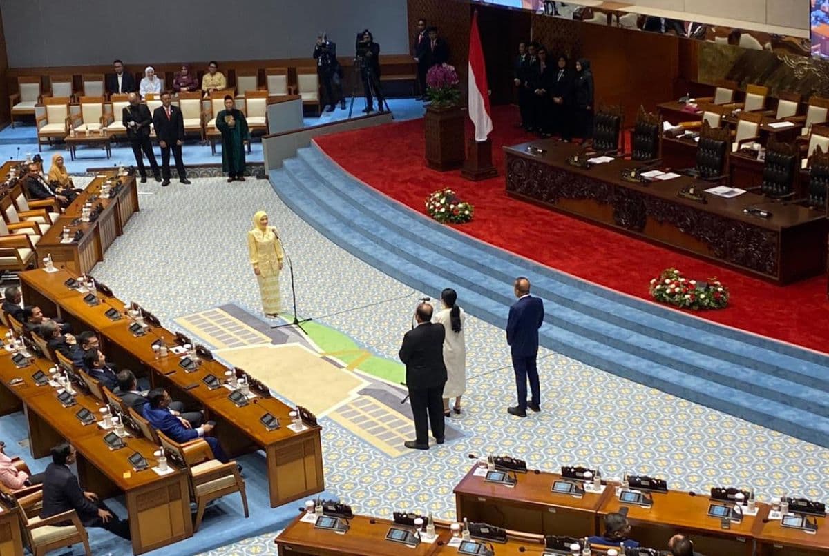 Putri Adies Kadir Dilantik Jadi Anggota DPR Gantikan Sang Ayah Putri Adies Kadir Dilantik Jadi Anggota DPR Gantikan Sang Ayah