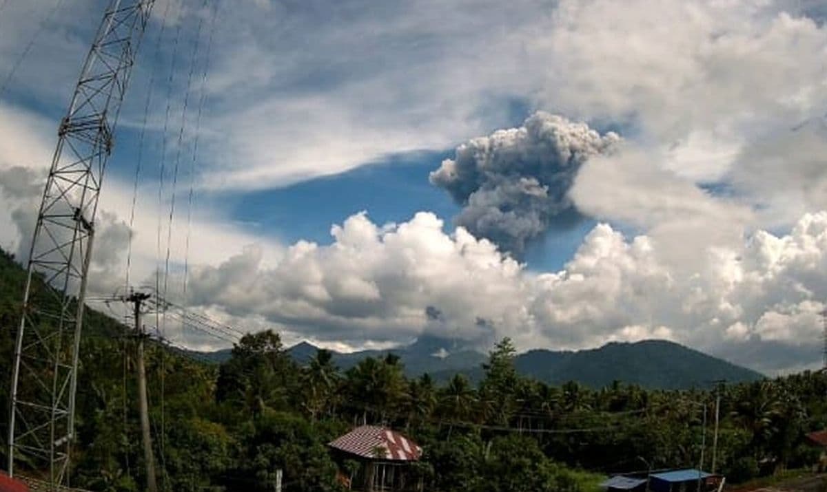 Gunung Dukono Kembali Erupsi Dahsyat, Tinggi Kolom Abu Capai 4.300 Meter! Gunung Dukono Kembali Erupsi Dahsyat, Tinggi Kolom Abu Capai 4.300 Meter!