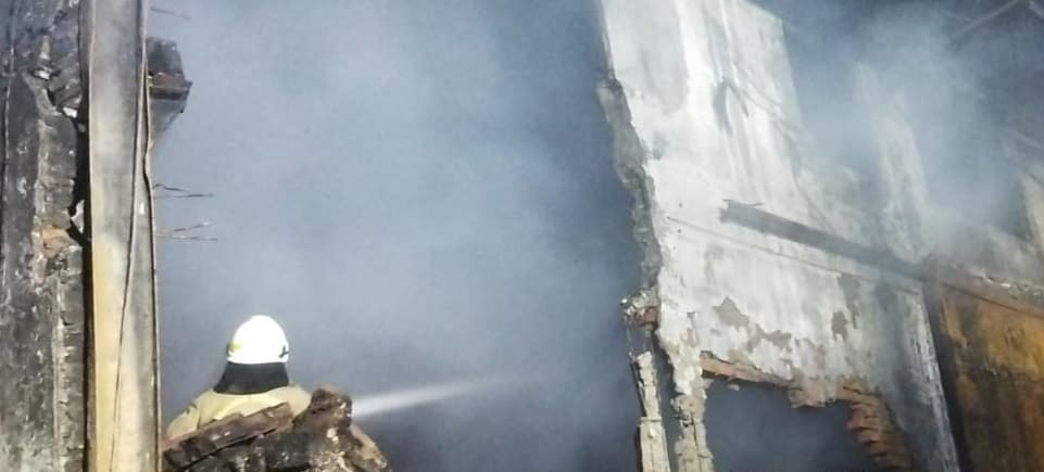 Kebakaran Hanguskan 4 Gudang di Kalideres, Diduga Disebabkan Korsleting Listrik Mesin Produksi Kebakaran Hanguskan 4 Gudang di Kalideres, Diduga Disebabkan Korsleting Listrik Mesin Produksi