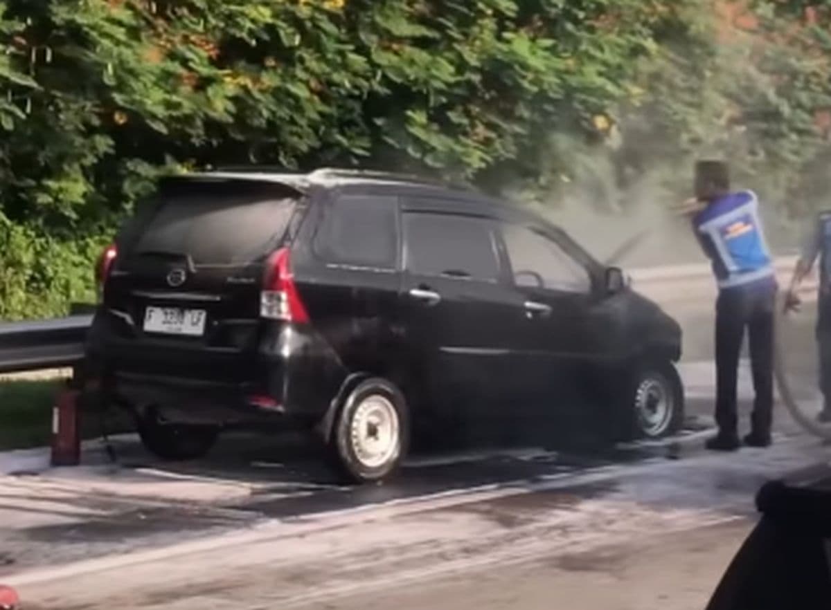 Minibus Terbakar di Tol Jagorawi Diduga Korsleting Listrik Minibus Terbakar di Tol Jagorawi Diduga Korsleting Listrik