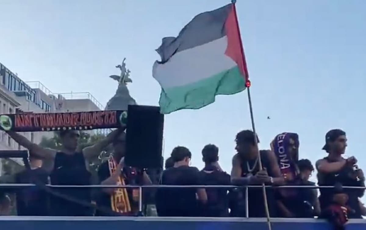 Sindir Zionis Israel, Lamine Yamal Kibarkan Bendera Palestina saat Rayakan Gelar Liga Spanyol Bersama Barcelona Sindir Zionis Israel, Lamine Yamal Kibarkan Bendera Palestina saat Rayakan Gelar Liga Spanyol Bersama Barcelona