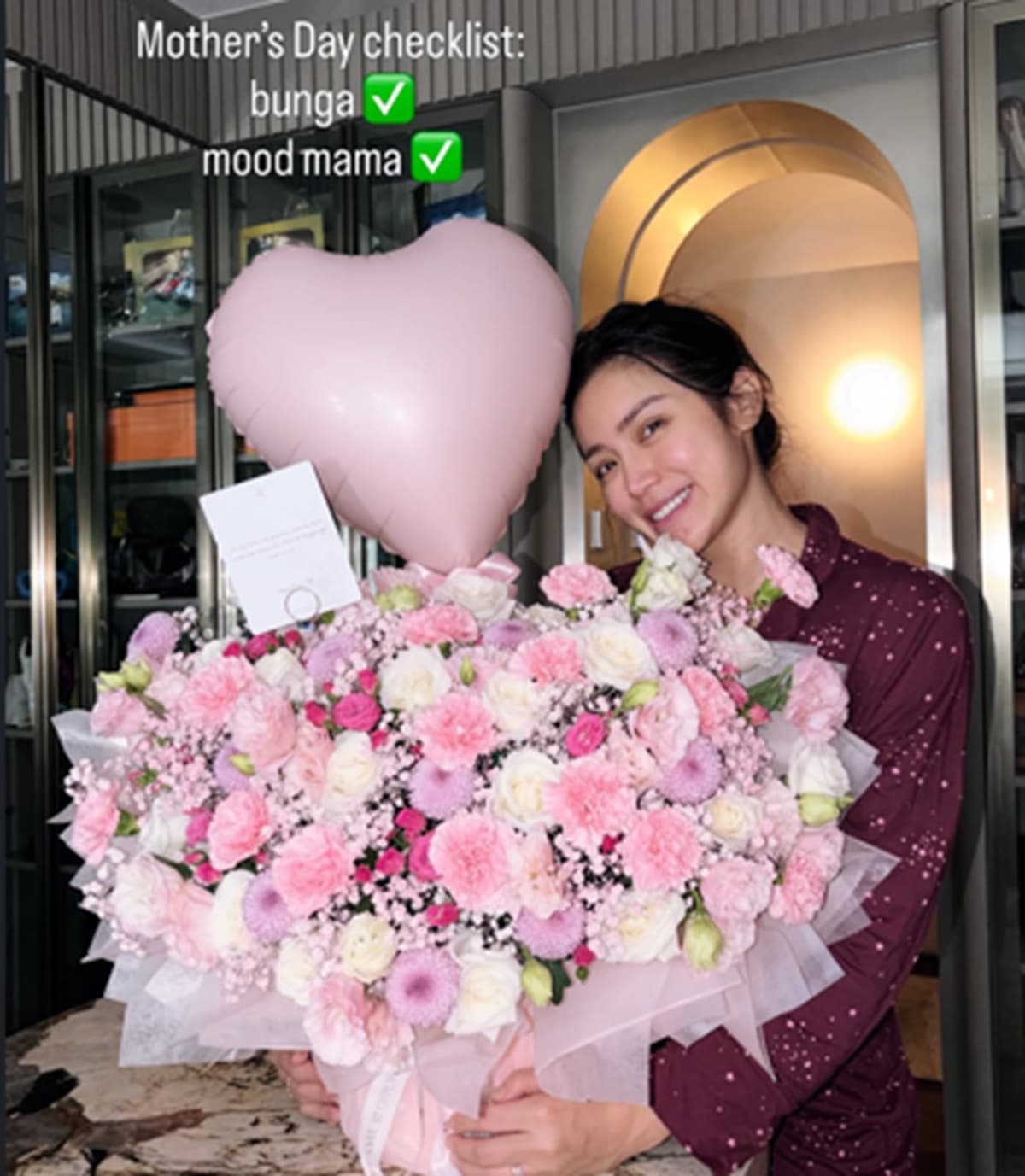 Momen Jessica Iskandar hingga Jennifer Coppen Rayakan Hari Ibu Internasional, Dapat Kejutan Bunga! Momen Jessica Iskandar hingga Jennifer Coppen Rayakan Hari Ibu Internasional, Dapat Kejutan Bunga!