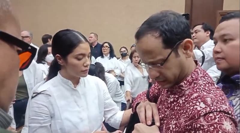 Tangis Keluarga Pecah Dengar Nadiem Makarim Dituntut 18 Tahun Penjara Tangis Keluarga Pecah Dengar Nadiem Makarim Dituntut 18 Tahun Penjara