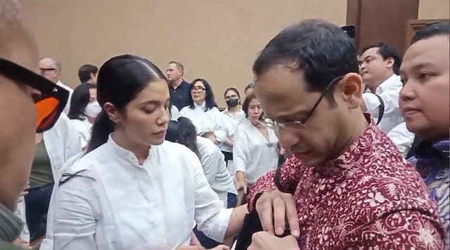Tangis Keluarga Pecah Dengar Nadiem Makarim Dituntut 18 Tahun Penjara Tangis Keluarga Pecah Dengar Nadiem Makarim Dituntut 18 Tahun Penjara