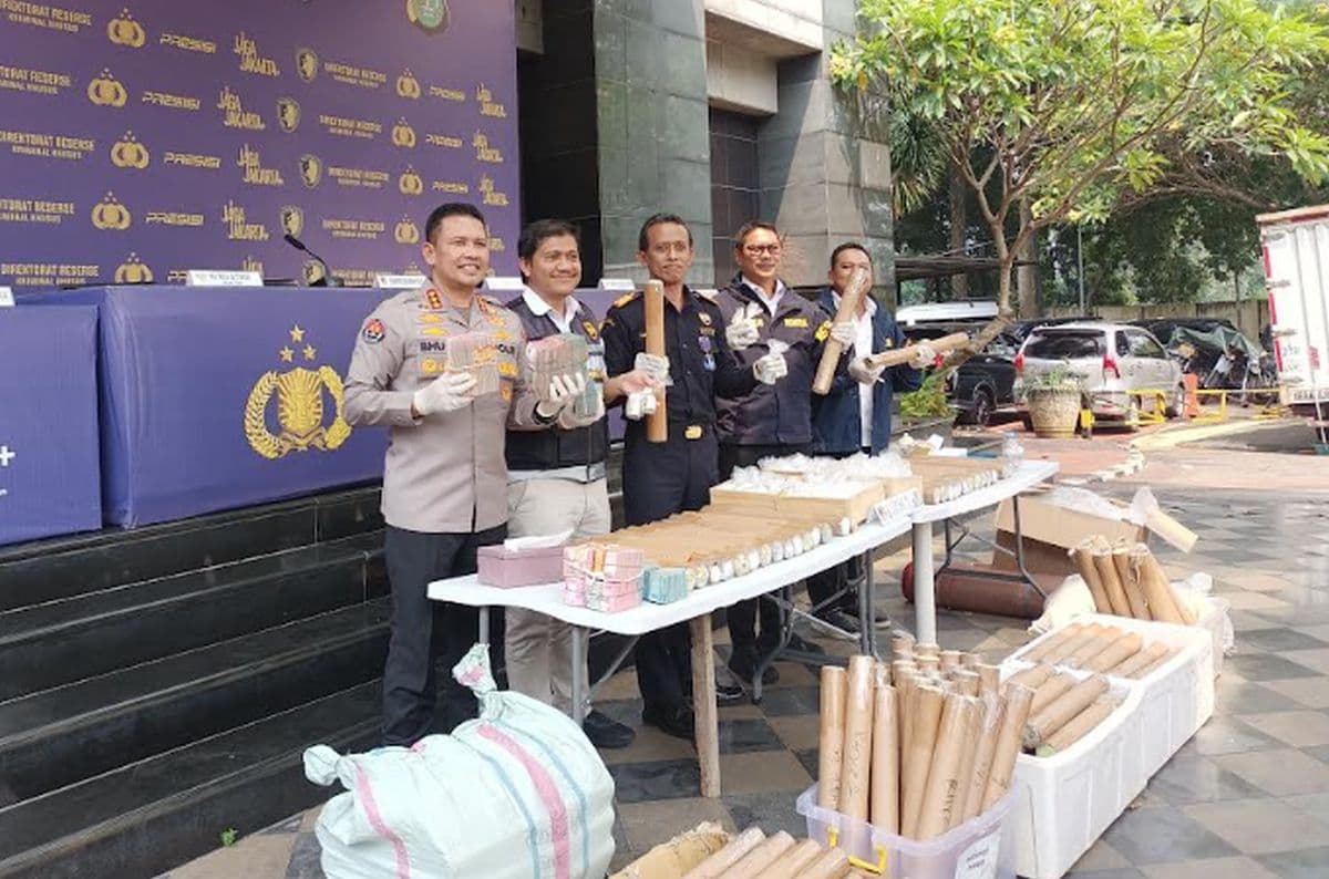 Penyelundupan 1 Ton Merkuri Rugikan Negara Rp30 Miliar Penyelundupan 1 Ton Merkuri Rugikan Negara Rp30 Miliar