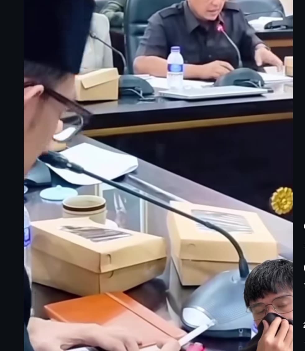 Viral Anggota DPRD Merokok saat Rapat, Dokter: Merugikan Orang Lain Viral Anggota DPRD Merokok saat Rapat, Dokter: Merugikan Orang Lain