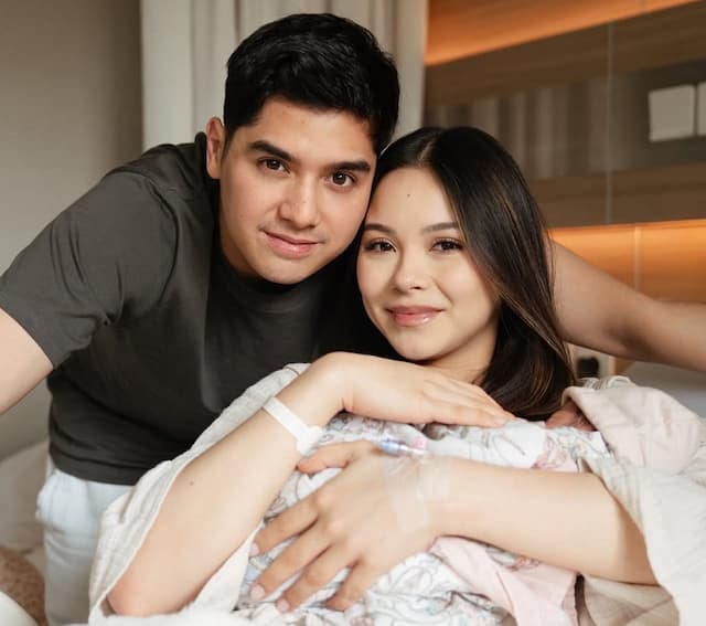 Tangis Al Ghazali Pecah saat Pertama Kali Lihat Putrinya Diletakan di Dada Sang Istri Tangis Al Ghazali Pecah saat Pertama Kali Lihat Putrinya Diletakan di Dada Sang Istri