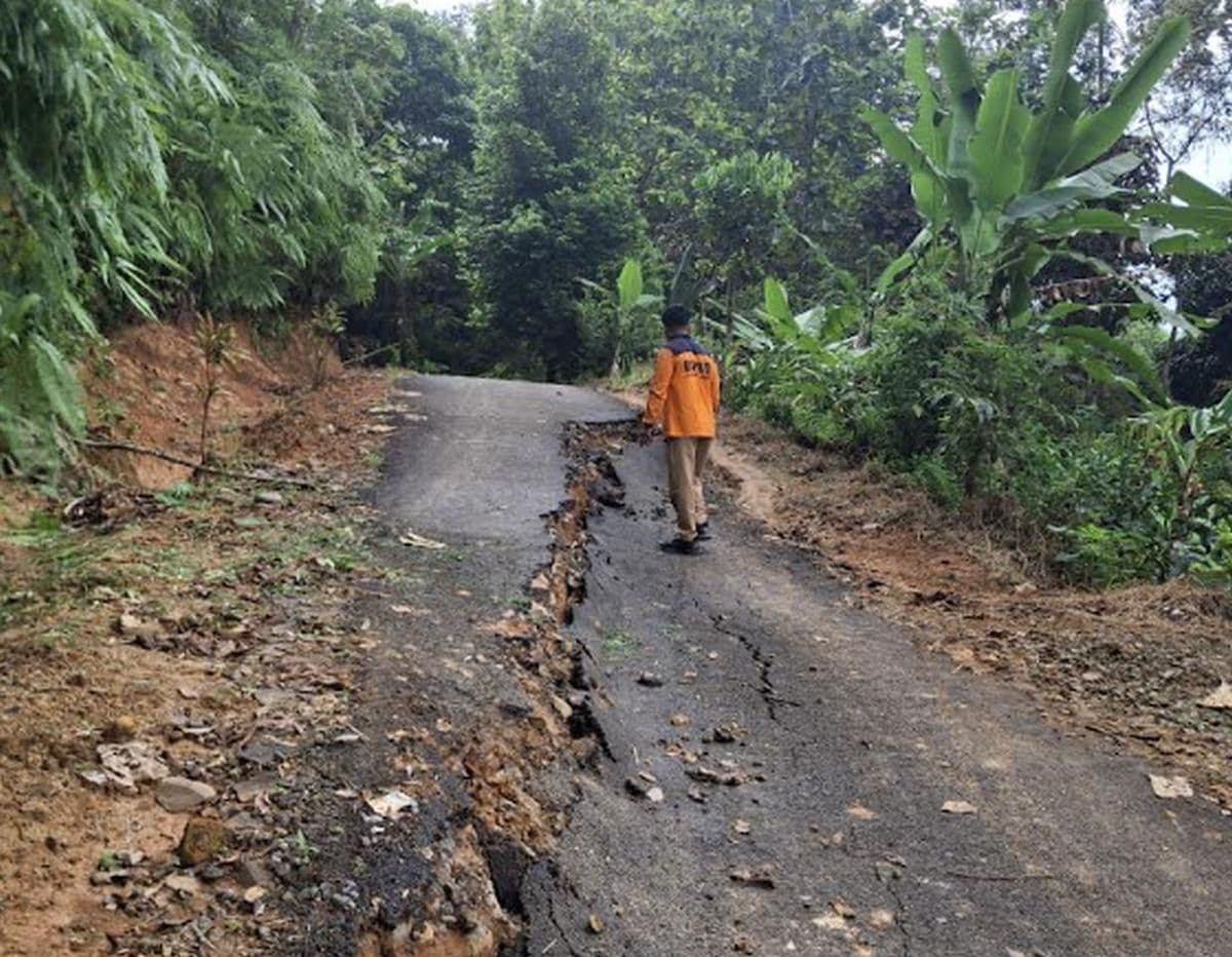 Hujan Deras Berkepanjangan Picu Pergerakan Tanah di Cilacap Hujan Deras Berkepanjangan Picu Pergerakan Tanah di Cilacap