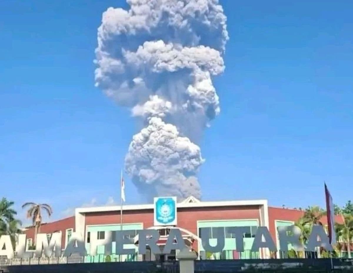 Gunung Dukono Tercatat 48 Kali Erupsi sejak 9-14 Mei Gunung Dukono Tercatat 48 Kali Erupsi sejak 9-14 Mei
