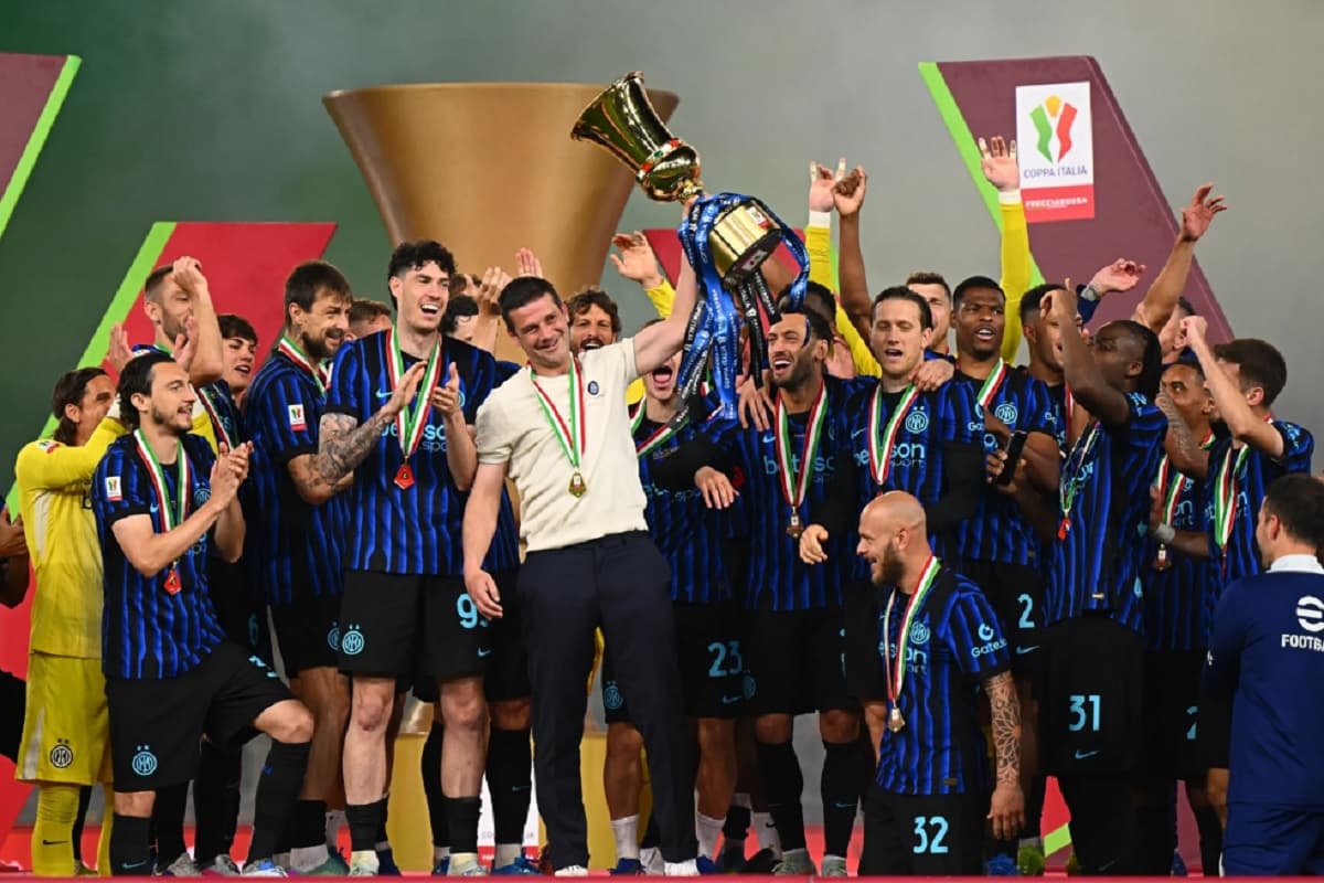 Kata-Kata Cristian Chivu Usai Bawa Inter Milan Kawinkan Scudetto dan Coppa Italia di Musim Debutnya Kata-Kata Cristian Chivu Usai Bawa Inter Milan Kawinkan Scudetto dan Coppa Italia di Musim Debutnya