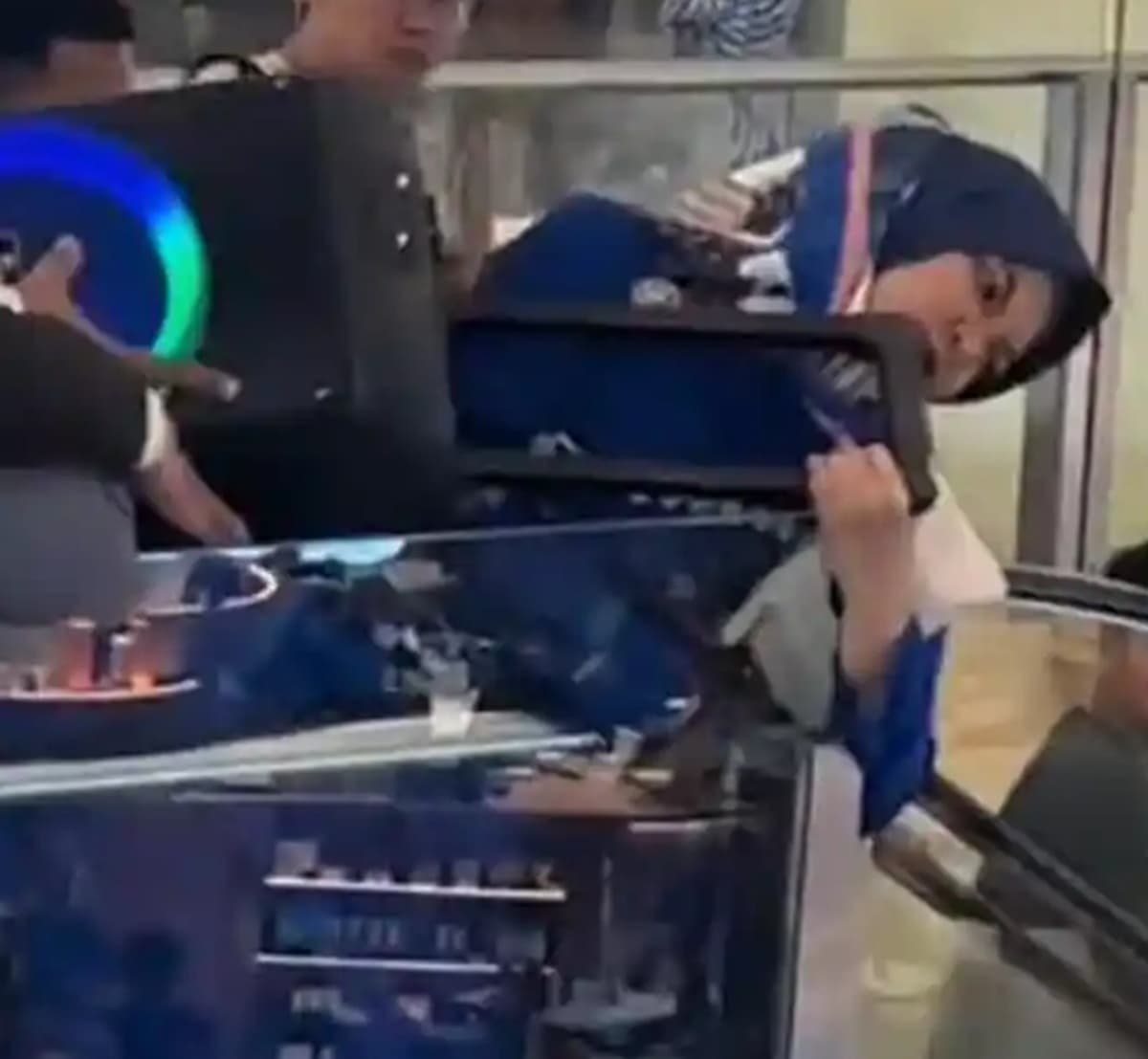 Viral Ibu-Ibu Ricuh Bawa Sound System di Konser Afgan, Netizen Sebut Pernah Berulah Sebelumnya Viral Ibu-Ibu Ricuh Bawa Sound System di Konser Afgan, Netizen Sebut Pernah Berulah Sebelumnya