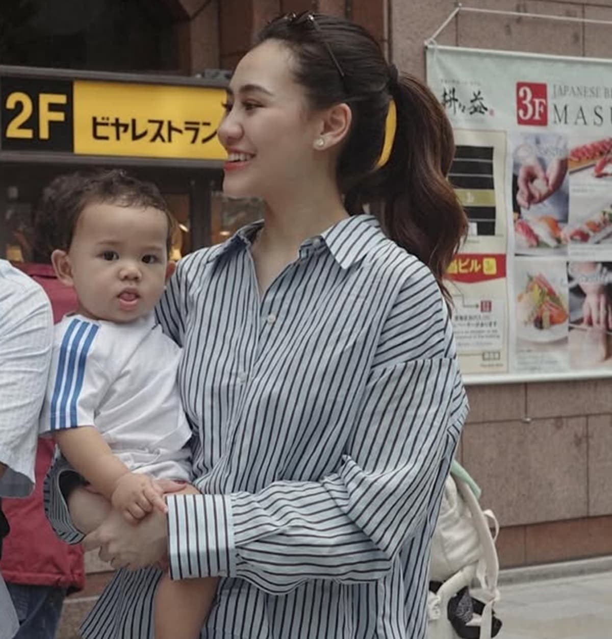 Gaya Aaliyah Massaid Tetap Stylish saat Liburan di Jepang, Meski Sambil Momong Anak Gaya Aaliyah Massaid Tetap Stylish saat Liburan di Jepang, Meski Sambil Momong Anak