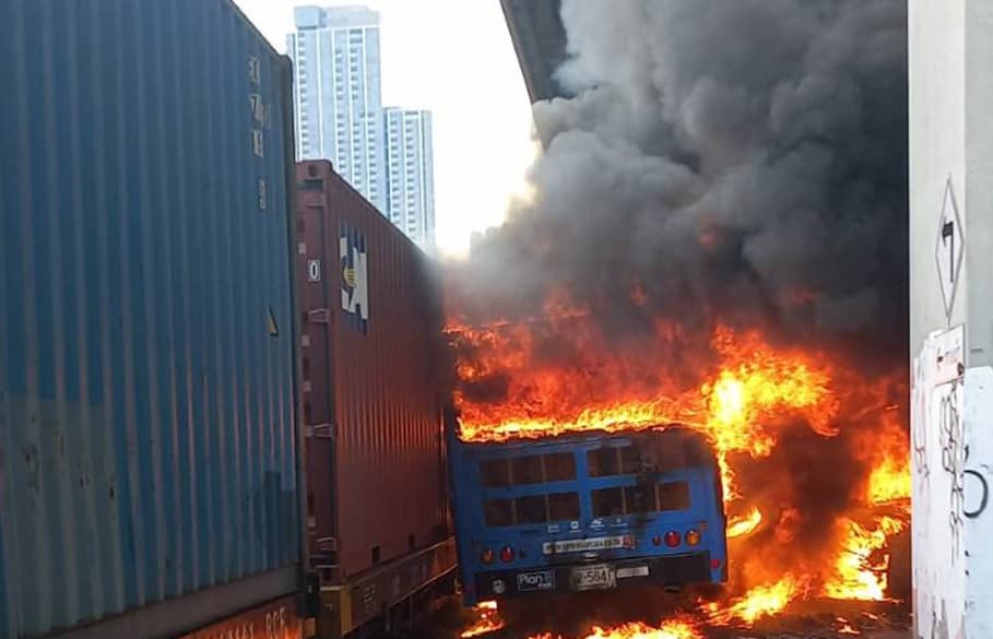 Breaking News: Kereta Tabrak Bus hingga Terbakar, 8 Orang Tewas Breaking News: Kereta Tabrak Bus hingga Terbakar, 8 Orang Tewas