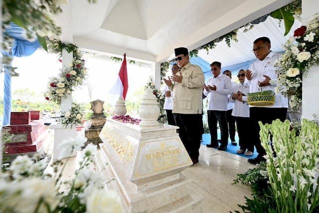 Momen Presiden Prabowo Ziarah ke Makam Marsinah di Nganjuk Momen Presiden Prabowo Ziarah ke Makam Marsinah di Nganjuk