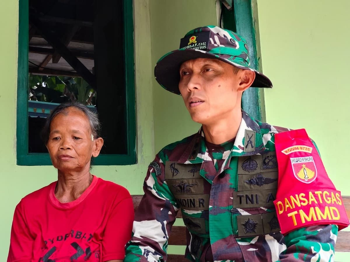 Ibu di Sragen Tak Kuasa Tahan Tangis Usai Rumahnya Direhabilitasi Satgas TMMD Ibu di Sragen Tak Kuasa Tahan Tangis Usai Rumahnya Direhabilitasi Satgas TMMD