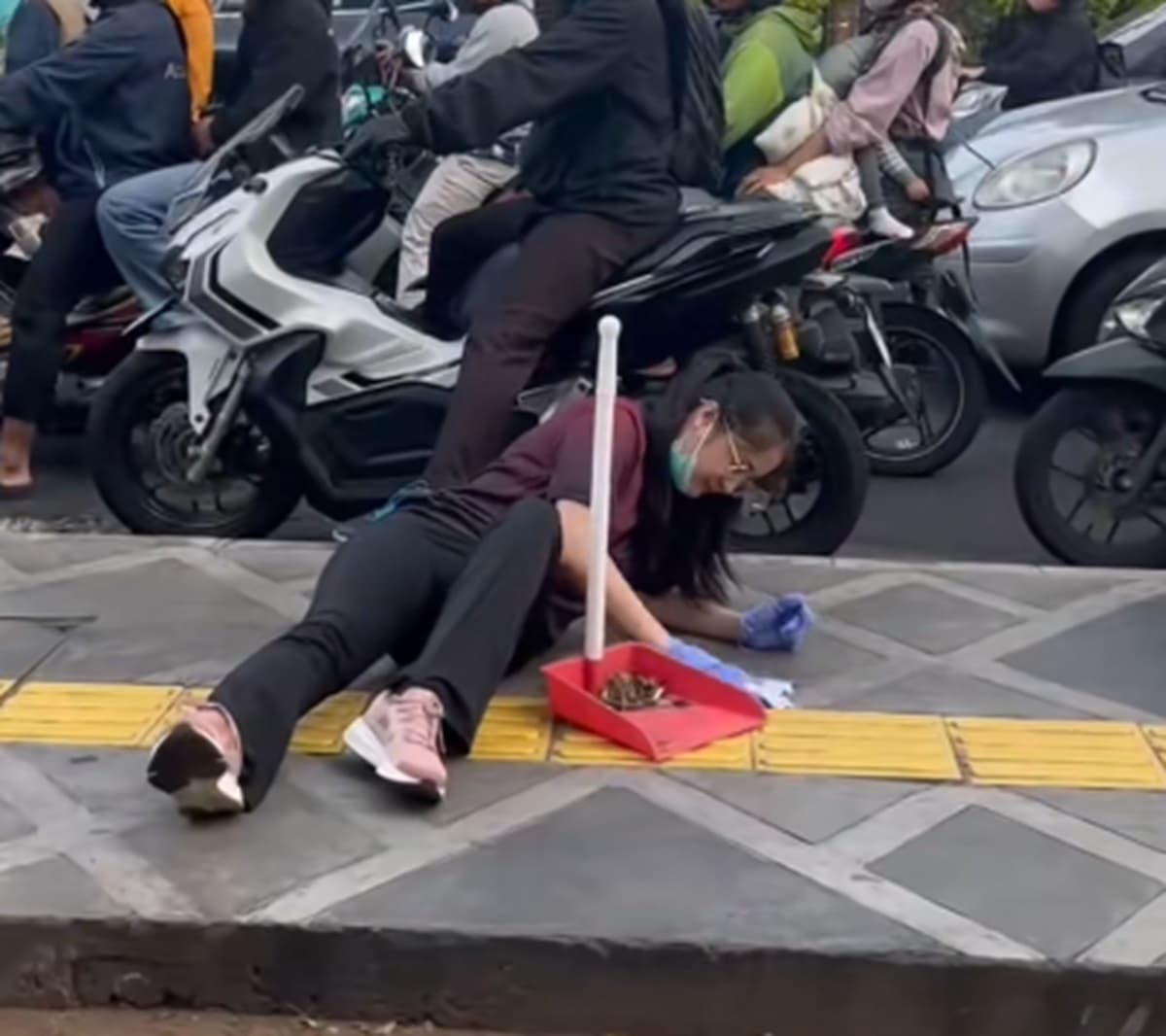 Viral! Aksi Perempuan Sengaja Tiduran di Trotoar demi Halangi Pemotor yang Melintas, Netizen: Mau Join Kak Viral! Aksi Perempuan Sengaja Tiduran di Trotoar demi Halangi Pemotor yang Melintas, Netizen: Mau Join Kak