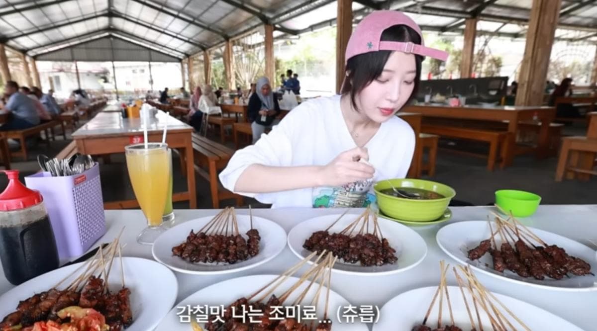 Viral Food Vloger Tzuyang Pecahkan Rekor Makam 110 Sate Maranggi Sekaligus Viral Food Vloger Tzuyang Pecahkan Rekor Makam 110 Sate Maranggi Sekaligus