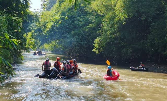 ABG Hanyut di Kali Ciliwung saat Ambil Kail Pancing ABG Hanyut di Kali Ciliwung saat Ambil Kail Pancing