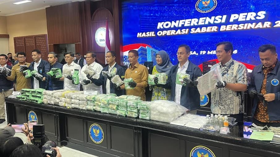 Viral Lagu Siti Mawarni Sindir Beking Bandar Narkoba, BNN Gelar Operasi Saber Bersinar Sita Ratusan Kg Narkotika Viral Lagu Siti Mawarni Sindir Beking Bandar Narkoba, BNN Gelar Operasi Saber Bersinar Sita Ratusan Kg Narkotika