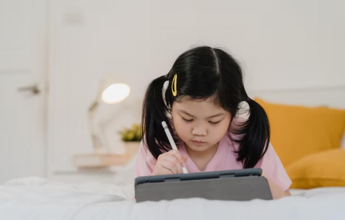 Paparan Gadget pada Anak Tingkatkan Risiko Gangguan Mata Paparan Gadget pada Anak Tingkatkan Risiko Gangguan Mata