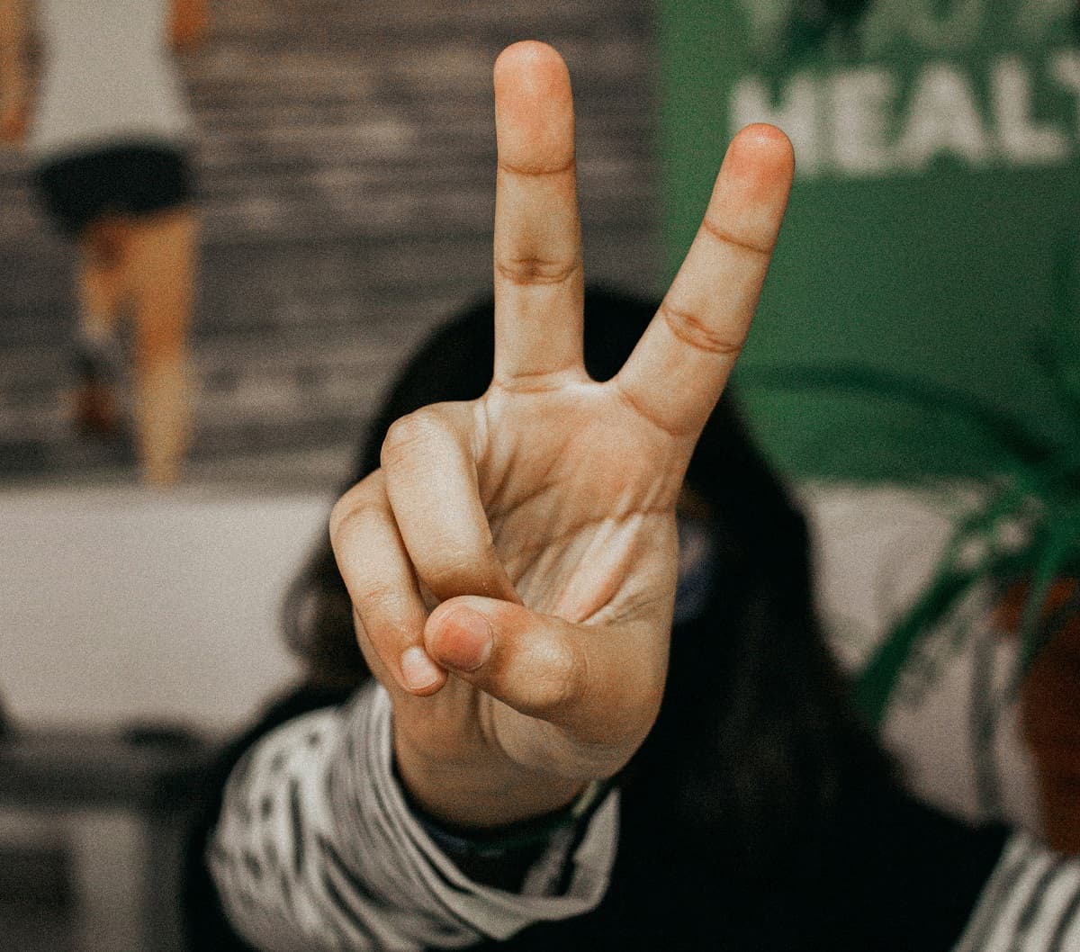 Bahaya Pose "Peace" di Media Sosial, Sidik Jari Bisa Dibocorkan AI Bahaya Pose "Peace" di Media Sosial, Sidik Jari Bisa Dibocorkan AI