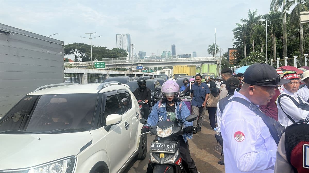 Ratusan Guru Honorer Demo di DPR, Lalu Lintas Gatot Subroto Lumpuh Ratusan Guru Honorer Demo di DPR, Lalu Lintas Gatot Subroto Lumpuh