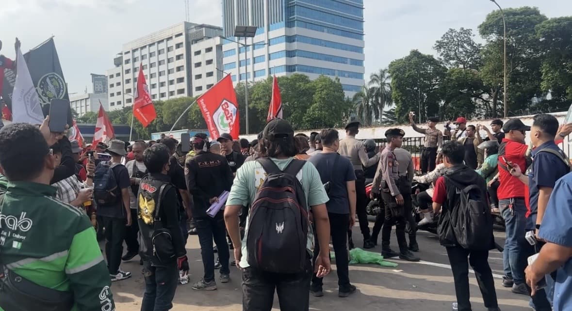Bersitegang dengan Polisi, Puluhan Driver Ojol Ingin Tutup Jalan Gatot Subroto Bersitegang dengan Polisi, Puluhan Driver Ojol Ingin Tutup Jalan Gatot Subroto