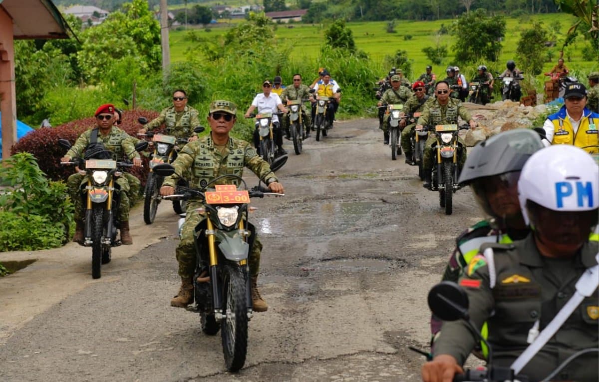 Blusukan Pakai Motor Trail, Kasum TNI Tinjau Perbaikan Jalan dan Huntap Pascabencana di Tapsel Blusukan Pakai Motor Trail, Kasum TNI Tinjau Perbaikan Jalan dan Huntap Pascabencana di Tapsel