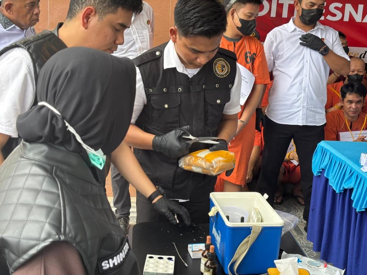 Polda Sumsel Tangkap 49 Tersangka Narkoba Sepanjang Mei, Barang Bukti Rp2,8 M Dimusnahkan Polda Sumsel Tangkap 49 Tersangka Narkoba Sepanjang Mei, Barang Bukti Rp2,8 M Dimusnahkan