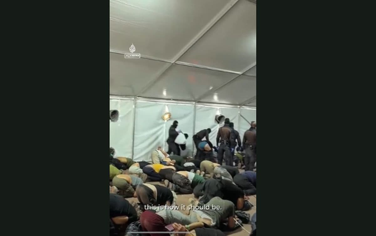 Aktivis Global Sumud Berlutut dengan Tangan Terikat Usai Ditangkap Israel Aktivis Global Sumud Berlutut dengan Tangan Terikat Usai Ditangkap Israel