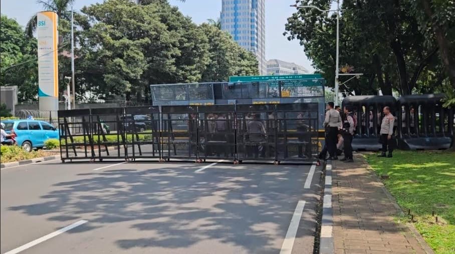 Ojol Demo Besar-besaran, Polisi Blokade Jalan Medan Merdeka Selatan Ojol Demo Besar-besaran, Polisi Blokade Jalan Medan Merdeka Selatan