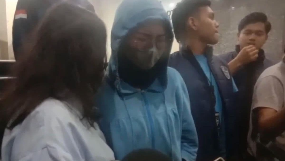 Diperiksa Polisi, Model Penyebar Hoax Dibegal di Jakbar Menangis Sesenggukan Diperiksa Polisi, Model Penyebar Hoax Dibegal di Jakbar Menangis Sesenggukan