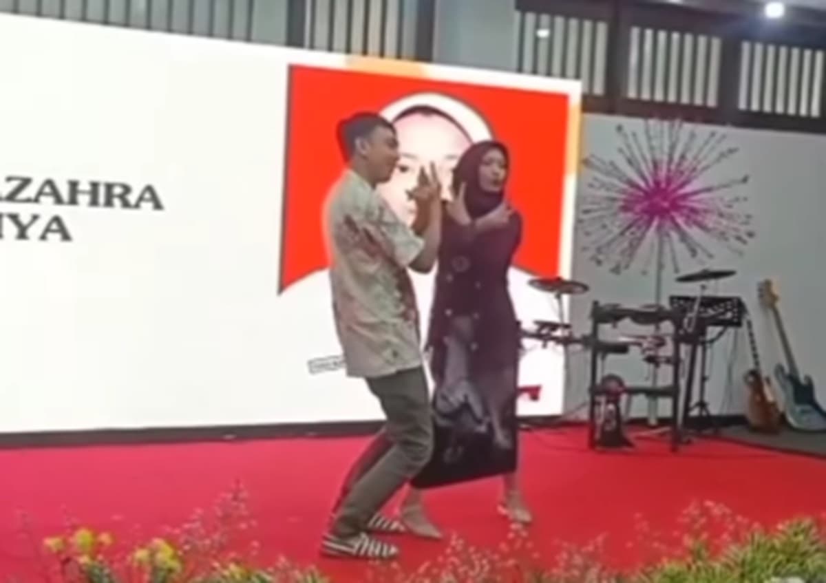 Viral, Ayah Disangka Kakak saat Dampingi Putrinya Wisuda Gara-Gara Awet Muda Viral, Ayah Disangka Kakak saat Dampingi Putrinya Wisuda Gara-Gara Awet Muda