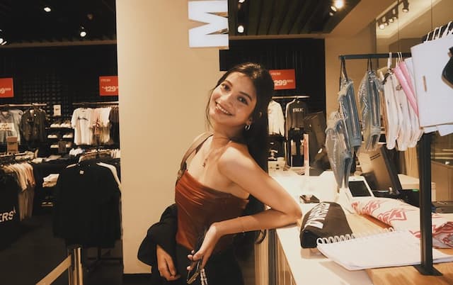 Ratu Sofya Disomasi Usai Tolak Promo Film Gegara Adegan Dewasa Ratu Sofya Disomasi Usai Tolak Promo Film Gegara Adegan Dewasa