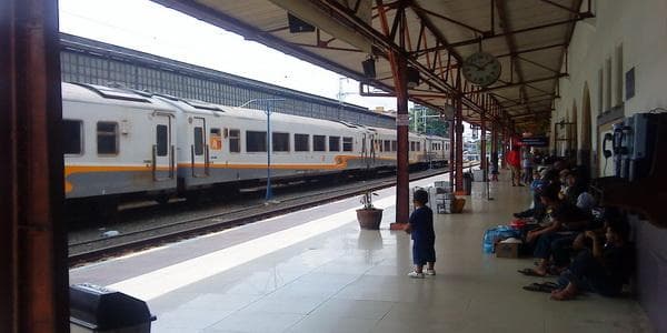 KA Jaka Tingkir dan KA Serayu Anjlok di Stasiun Pasar Senen, 6 Perjalanan Alami Keterlambatan KA Jaka Tingkir dan KA Serayu Anjlok di Stasiun Pasar Senen, 6 Perjalanan Alami Keterlambatan