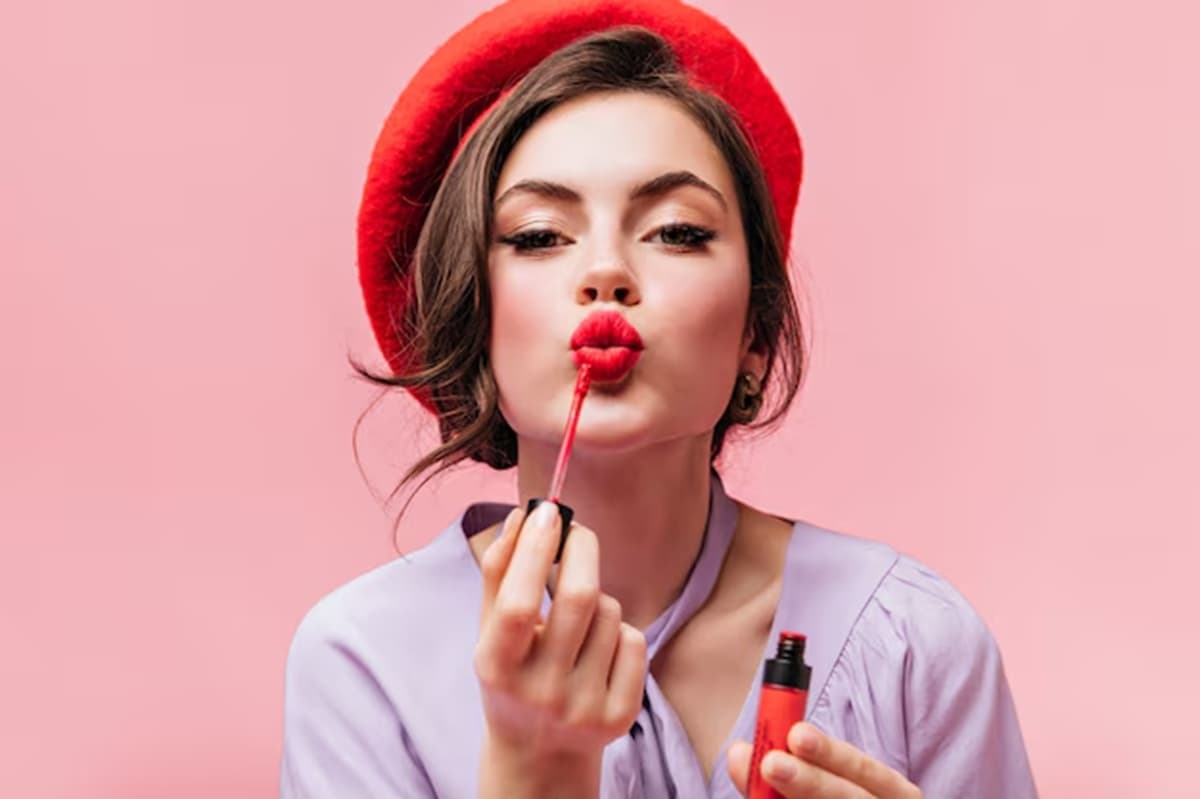 6 Tips Pilih Warna Lipstik yang Cocok dengan Undertone Kulit, Biar Nggak Salah Shade! 6 Tips Pilih Warna Lipstik yang Cocok dengan Undertone Kulit, Biar Nggak Salah Shade!