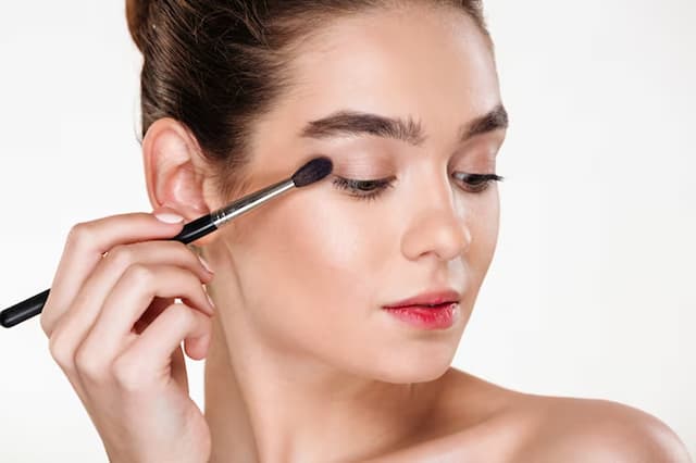 6 Tips Mudah Pilih Eyeshadow untuk Pemula, Biar Hasilnya Nggak Berantakan 6 Tips Mudah Pilih Eyeshadow untuk Pemula, Biar Hasilnya Nggak Berantakan