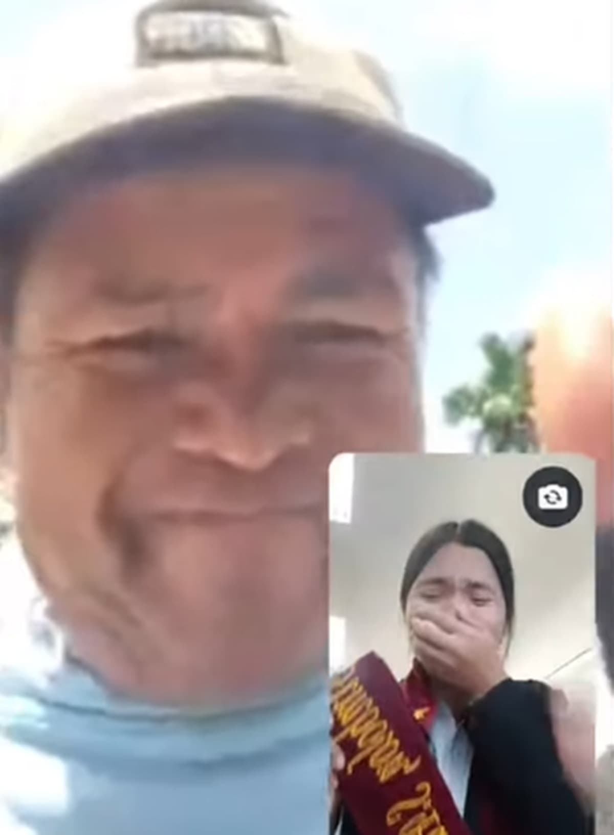 Viral, Mahasiswi Langsung Video Call Ayah yang Masih Jualan Es Keliling Usai Lulus Sidang Skripsi Viral, Mahasiswi Langsung Video Call Ayah yang Masih Jualan Es Keliling Usai Lulus Sidang Skripsi